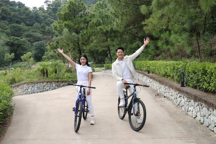 Du khách đạp xe thư giãn trên cung đường giữa rừng thông xanh mát tại Soc Village Sóc Sơn