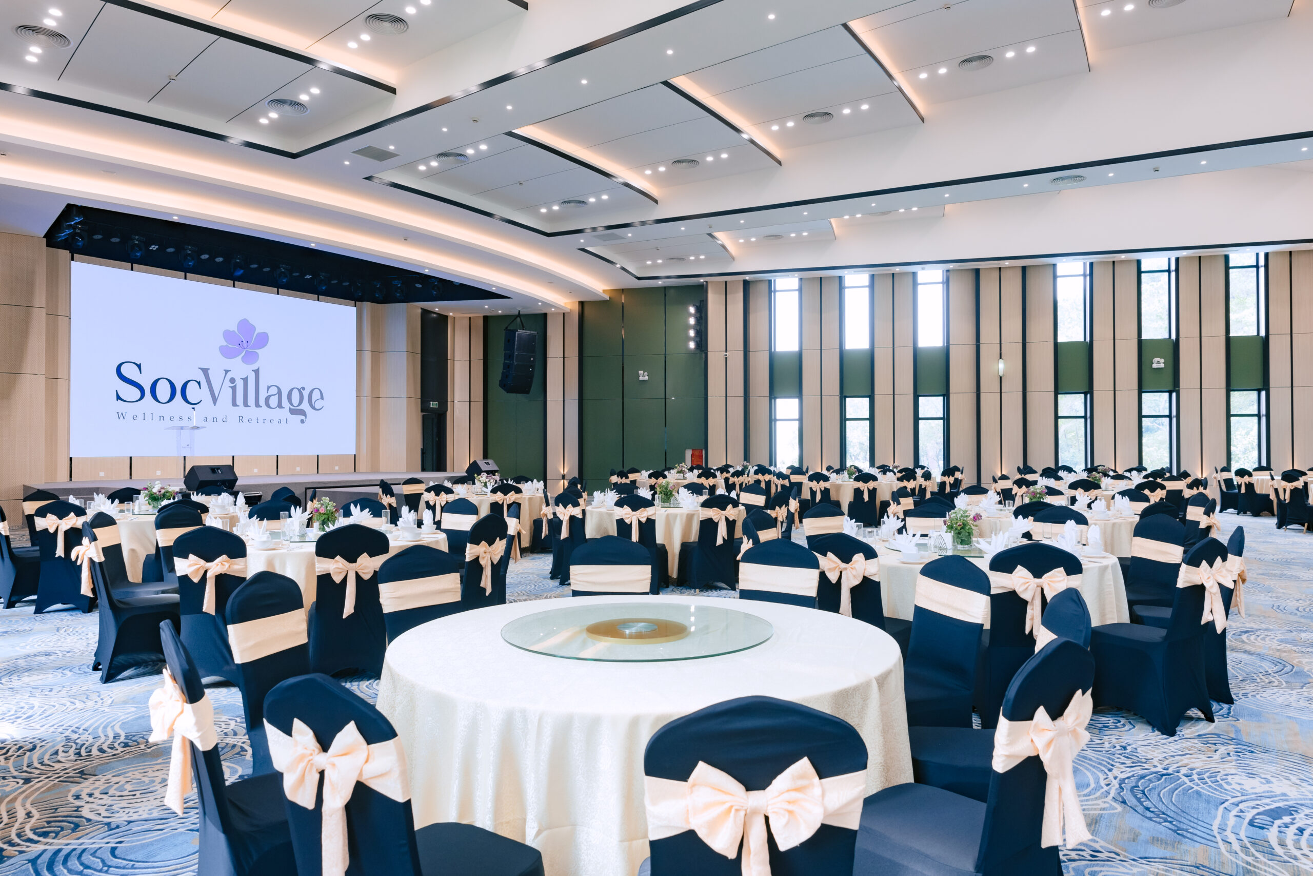 Không gian tiệc Gala dinner ngoài trời lung linh ánh đèn vào buổi tối tại Soc Village