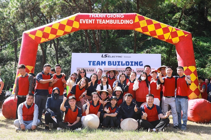 Đoàn khách doanh nghiệp chụp ảnh tập thể trong chương trình team building ngoài trời tại Soc Village Sóc Sơn.