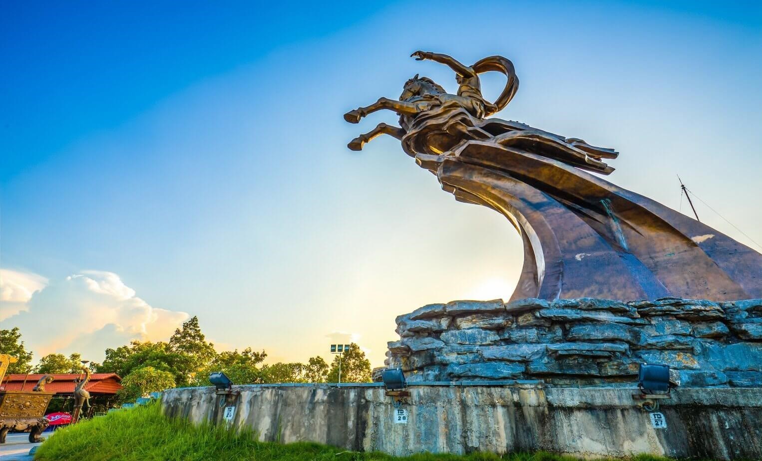 Tượng đài Thánh Gióng cưỡi ngựa sắt uy nghiêm trên đỉnh núi Đá Chồng thuộc khu di tích Đền Gióng Sóc Sơn