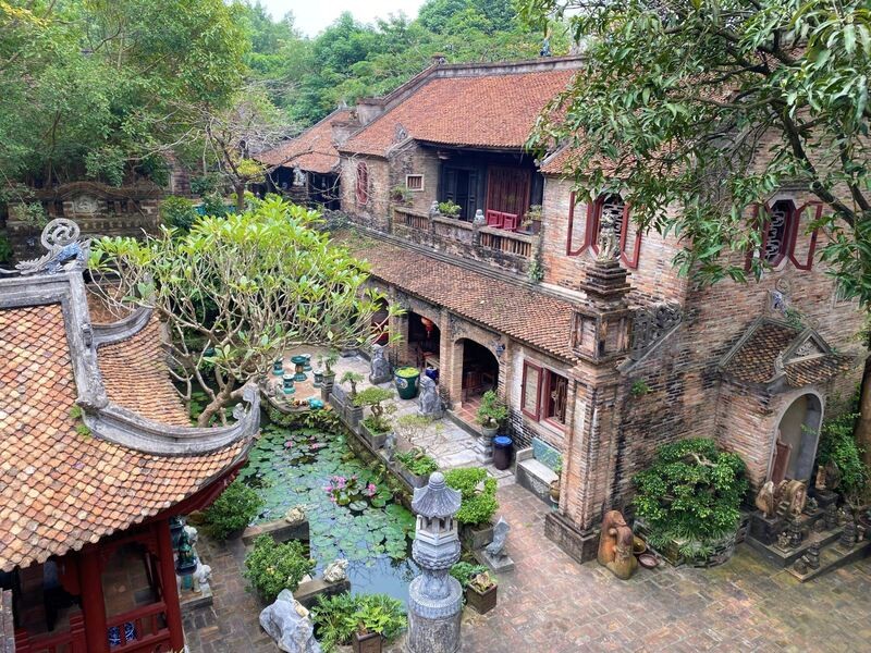 Không gian kiến trúc nhà cổ mái ngói đỏ bên hồ súng thanh bình tại Việt Phủ Thành Chương Sóc Sơn