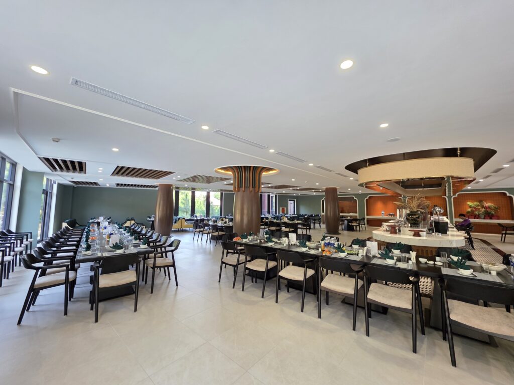 Không gian nhà hàng rộng rãi tại Sóc Village Wellness & Retreat