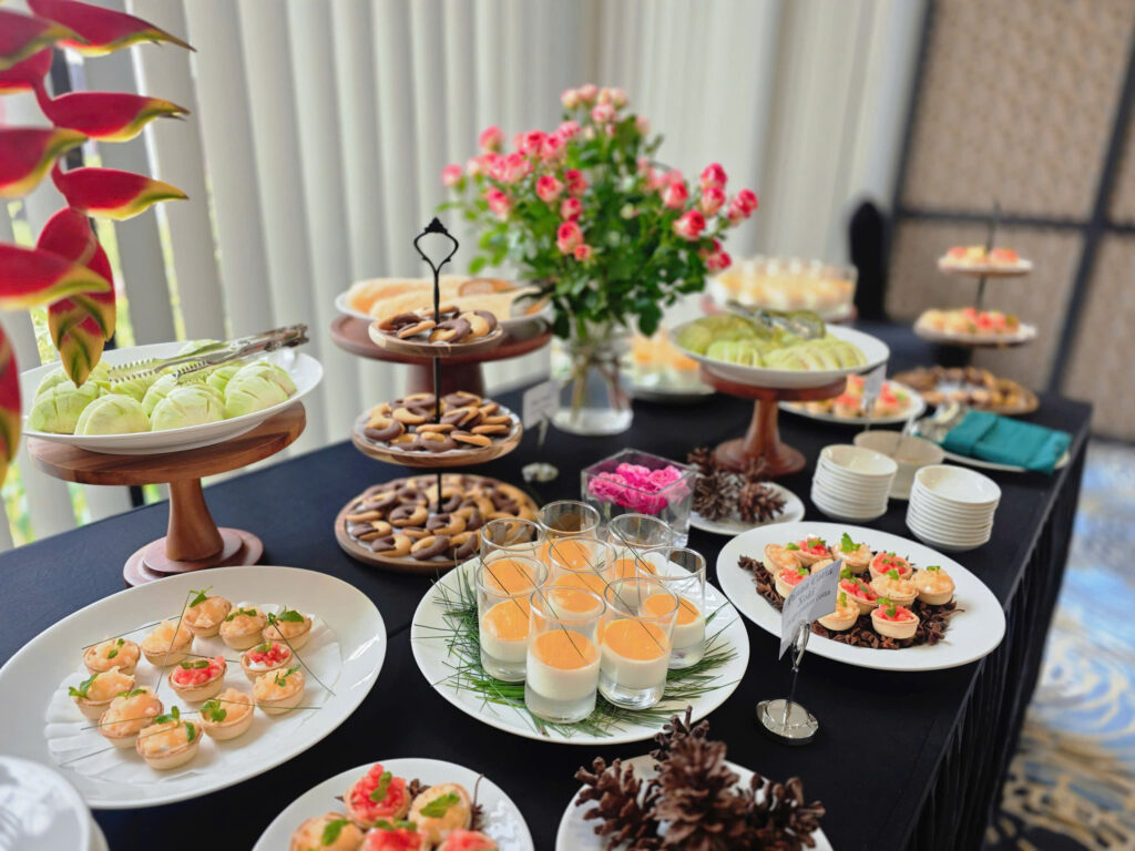 Bàn tiệc trà tea break hấp dẫn với trái cây, bánh ngọt và panna cotta phục vụ sự kiện tại Soc Village.