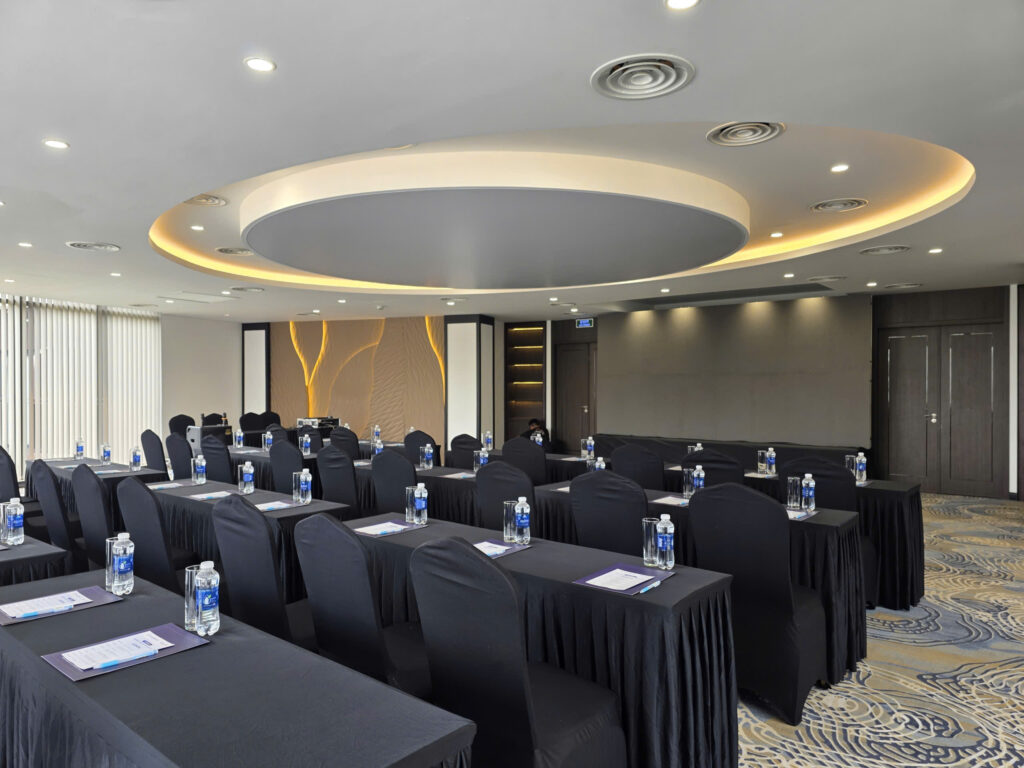 Không gian phòng hội nghị Ballroom 2 tại Soc Village được setup theo kiểu lớp học hiện đại và sang trọng.
