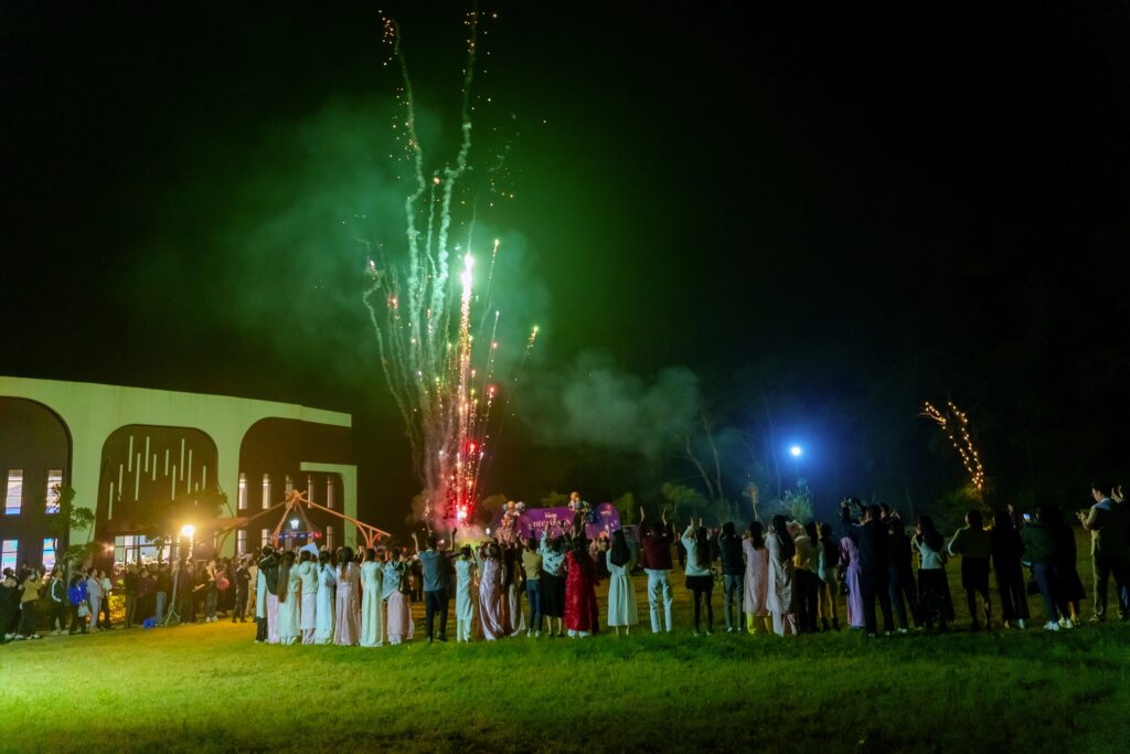 Màn bắn pháo hoa rực rỡ ngoài trời trong đêm gala sự kiện tại Sóc Village