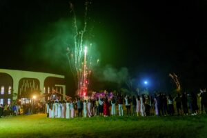 Màn bắn pháo hoa rực rỡ ngoài trời trong đêm gala sự kiện tại Sóc Village