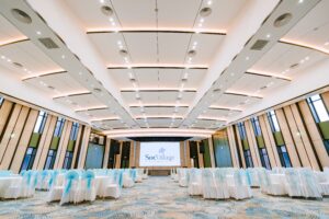 Ballroom Sóc Village với không gian sảnh tiệc rộng rãi, sang trọng và bàn ghế được trang trí tiệc cưới