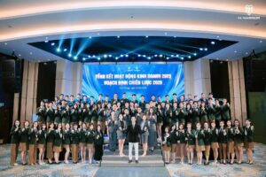 Tập thể công ty M-Warrior chụp ảnh lưu niệm tại hội nghị Tổng kết hoạt động kinh doanh 2025 & Hoạch định chiến lược 2026 ở Soc Village.