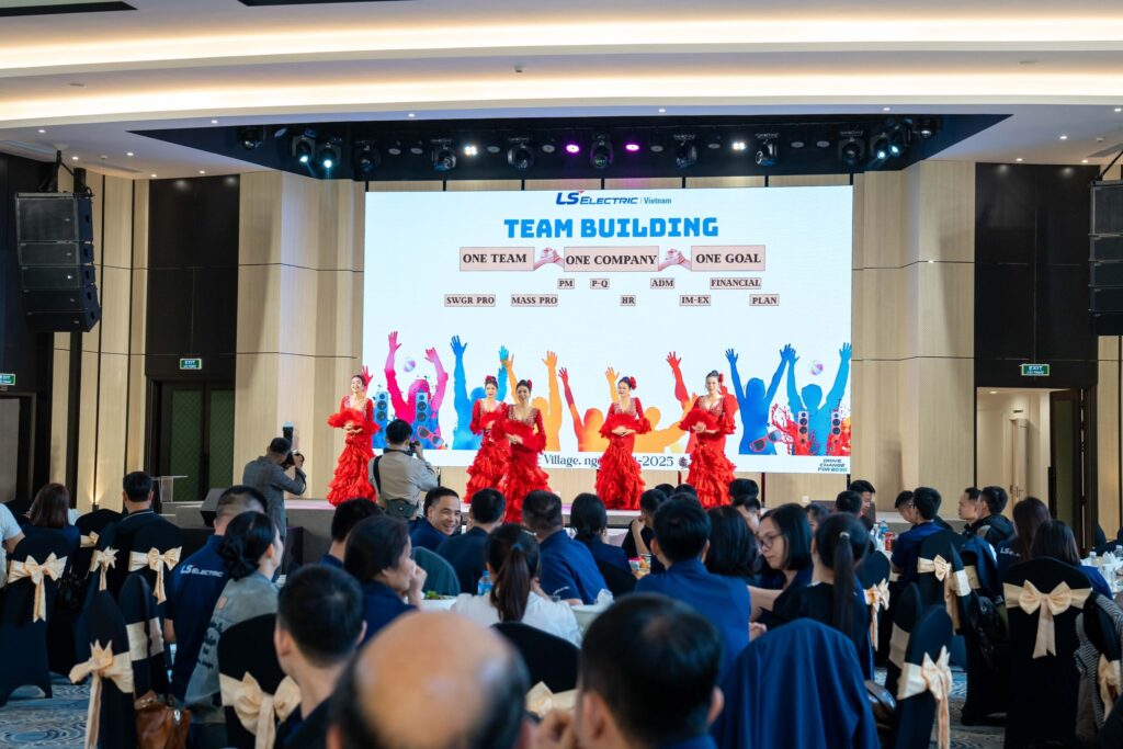 Vũ công biểu diễn múa trên sân khấu sự kiện teambuilding trong nhà