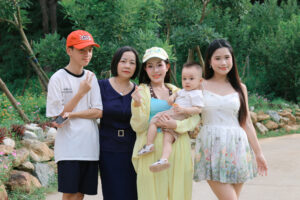 Gia đình nhiều thế hệ chụp ảnh lưu niệm tại SOC Village