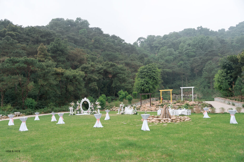 Đám cưới ngoài trời giữa rừng thông tại Sóc Village