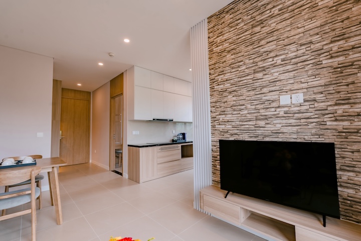 Căn hộ studio tại Soc Village với khu bếp hiện đại, bàn ăn và không gian phòng khách tiện nghi