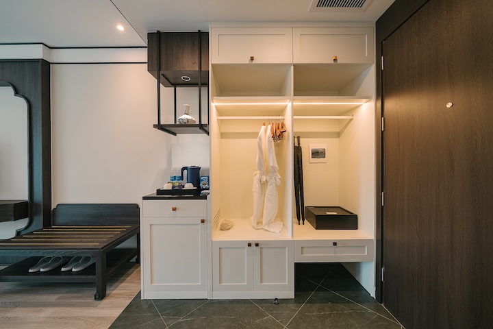 Khu vực thay đồ và tủ quần áo trong phòng suite tại Soc Village với đầy đủ tiện nghi