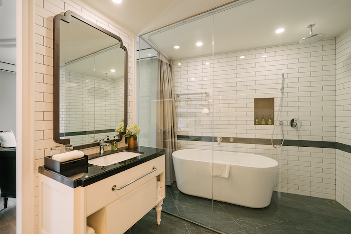Phòng tắm cao cấp tại Soc Village với bồn tắm độc lập, khu vực tắm kính và lavabo hiện đại