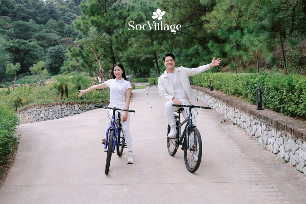 Khách trải nghiệm đạp xe giữa không gian xanh tại Sóc Village