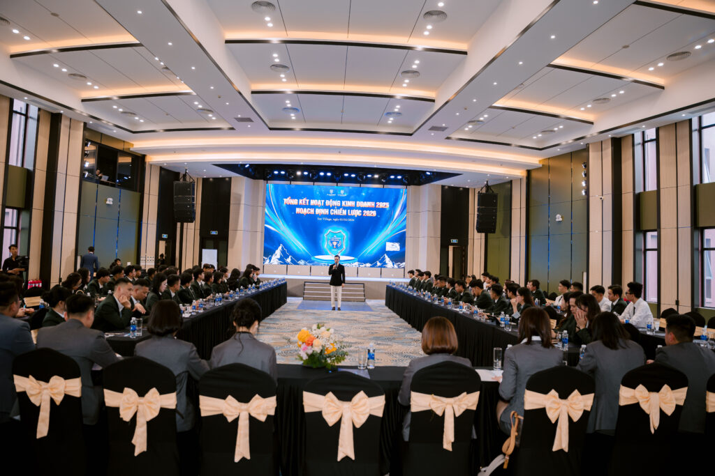 Hội nghị doanh nghiệp tại hội trường Sóc Village với sân khấu và màn hình LED lớn.