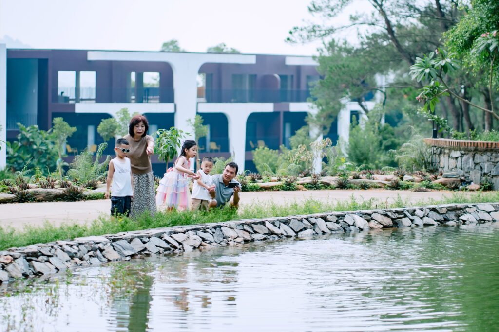 Gia đình tham quan khuôn viên xanh tại Soc Village
