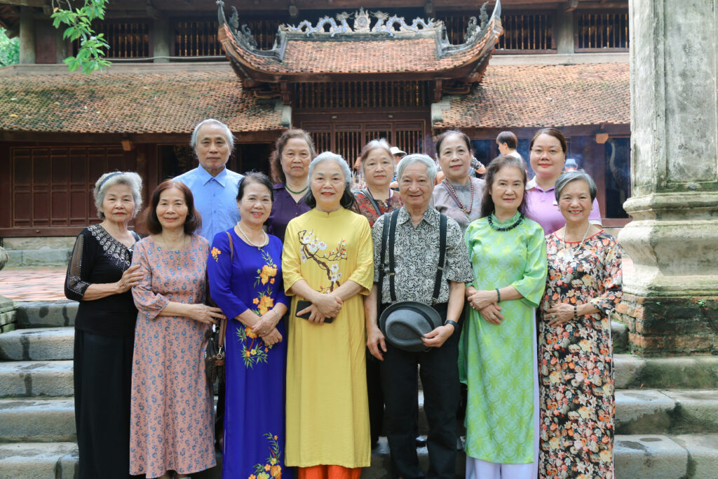 Các cụ nghỉ dưỡng và tham quan khuôn viên Soc Village