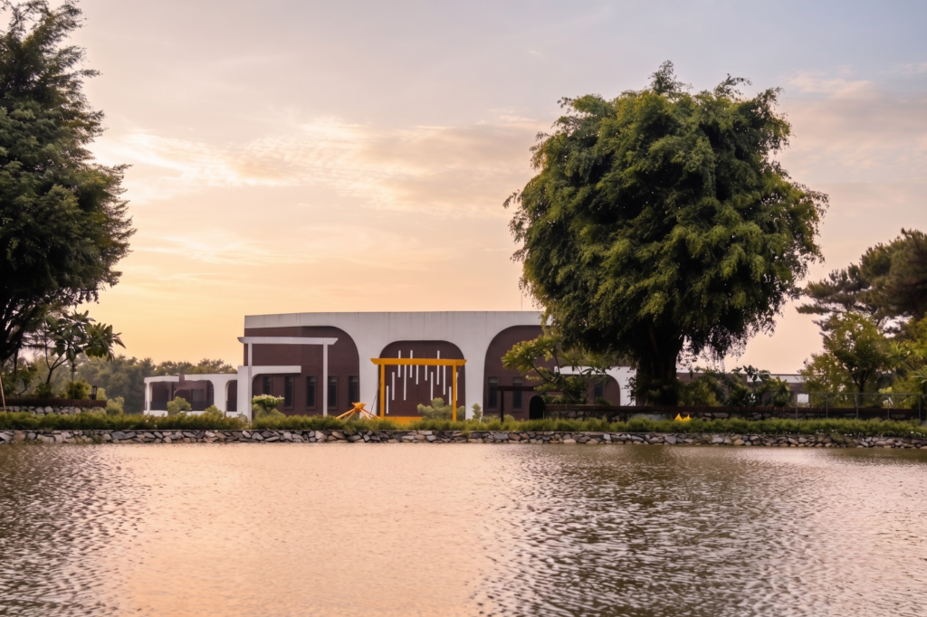 Khu nhà hiện đại bên hồ surrounded bởi cây xanh tại Sóc Village