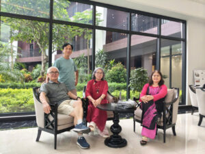 Du khách thư giãn trong sảnh nhìn ra khu vườn tại Sóc Village