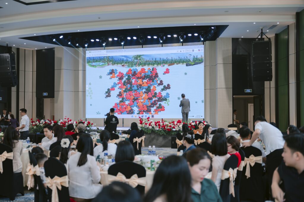 Khách mời tham dự chương trình tương tác trong phòng hội nghị tại Sóc Village
