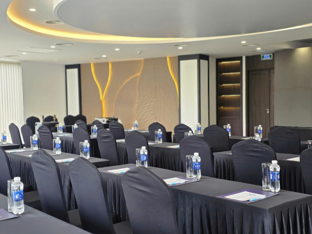 Bàn ghế setup kiểu lớp học cho chương trình đào tạo tại Ballroom 2 Sóc Village
