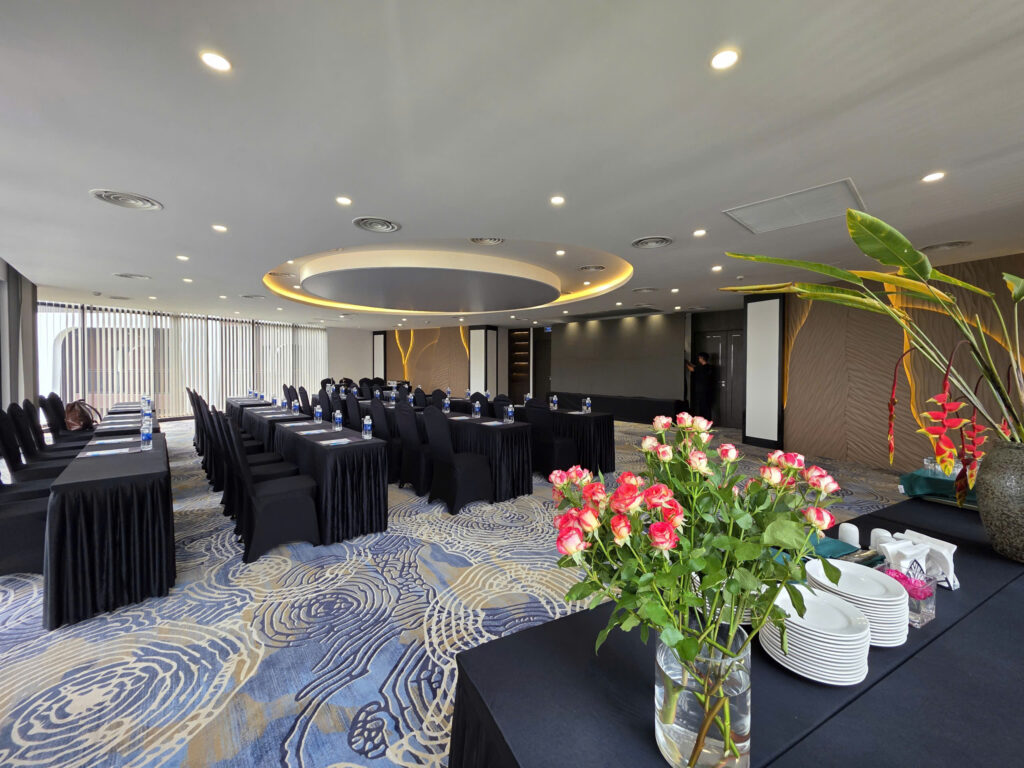 Ballroom 2 Sóc Village setup bàn hội nghị với bàn tea-break hoa tươi