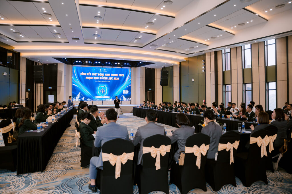 Hội nghị doanh nghiệp setup kiểu bàn chữ U tại Ballroom 1 Sóc Village