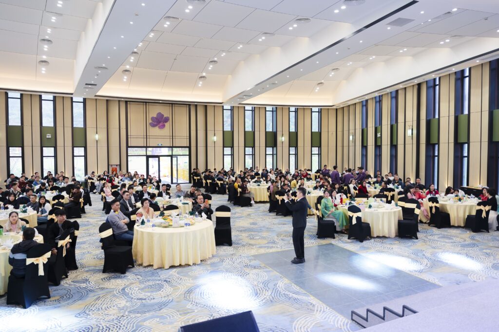 Tiệc tất niên Tân Đô tại Ballroom 1 Sóc Village với sân khấu LED và không gian bàn tiệc đông khách