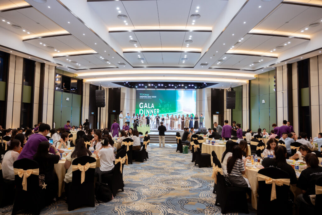 Không gian sảnh tiệc Gala Dinner với sân khấu, màn hình LED và khách mời dùng bữa tại Sóc Village