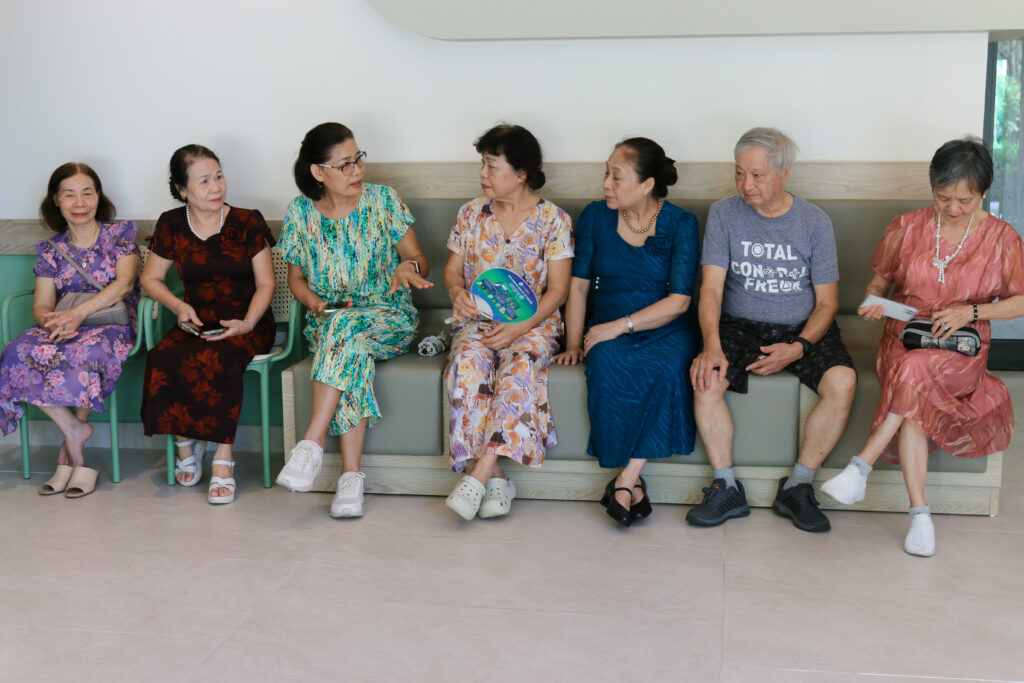 Nhóm du khách lớn tuổi trò chuyện trong không gian Sóc Village