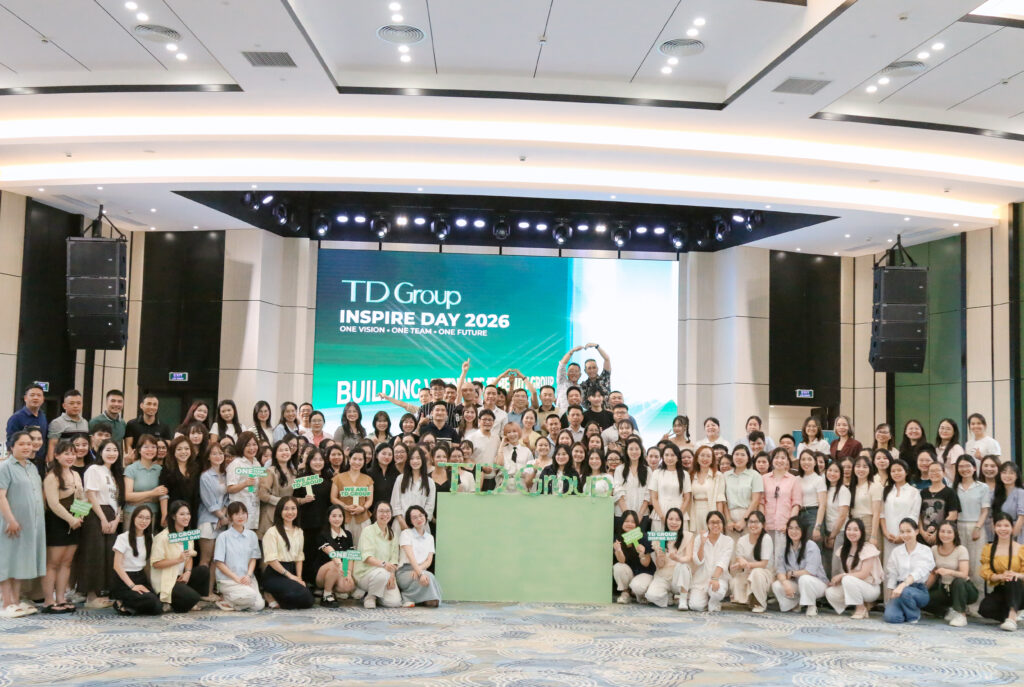 Đoàn khách TD Group chụp ảnh tập thể tại sự kiện Inspire Day 2026 trong hội trường Sóc Village