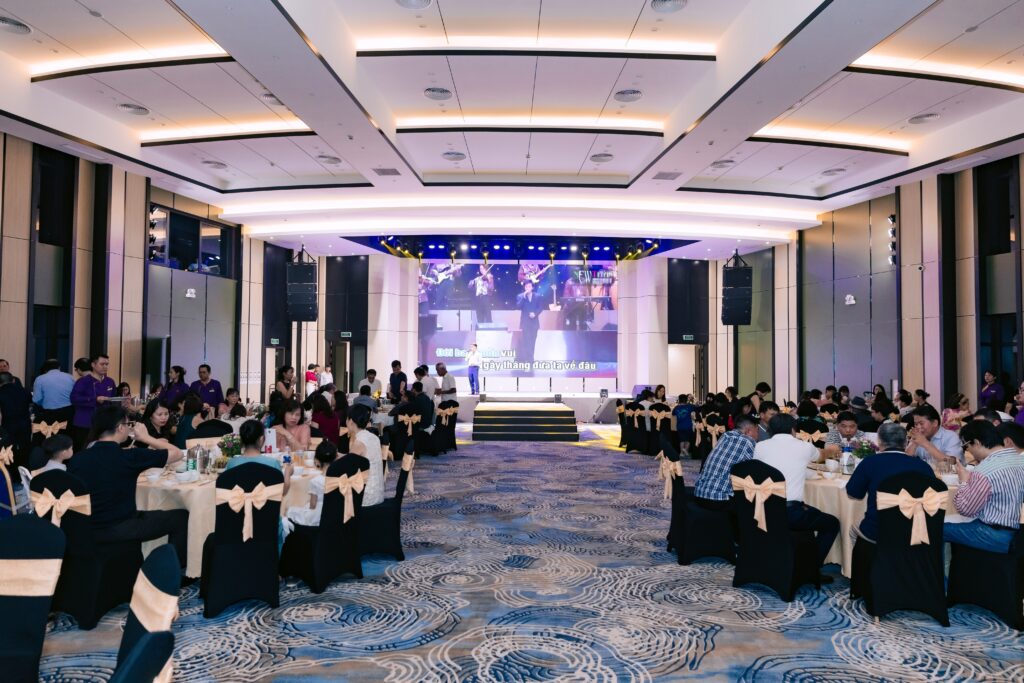 Toàn cảnh ballroom với sân khấu, màn hình LED và bàn tiệc tại Sóc Village