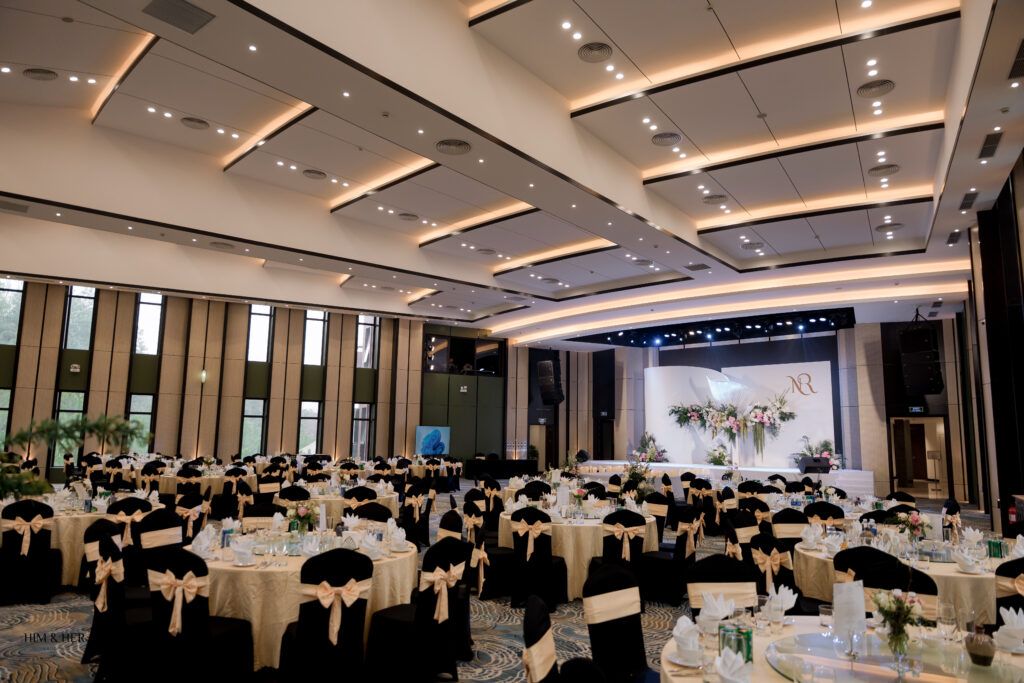 Không gian tiệc cưới bàn tròn với sân khấu hoa tại Ballroom 1 Sóc Village