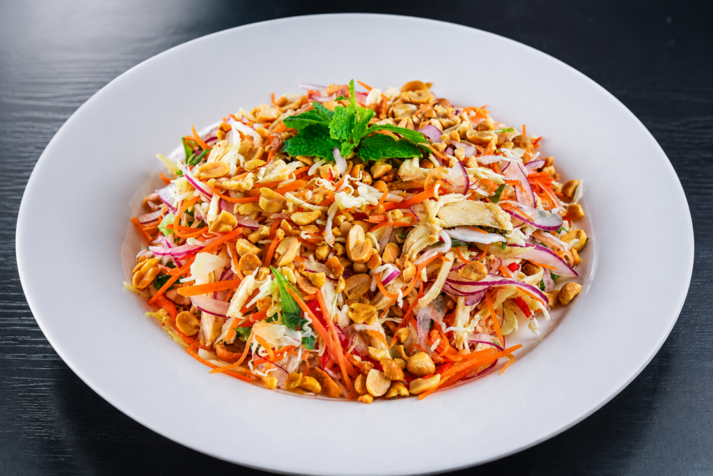 Gỏi gà xé phay trộn rau củ, hành tím và lạc rang