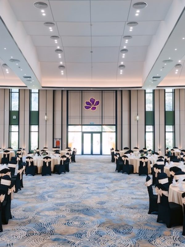 Hội trường ballroom được bố trí bàn tiệc sang trọng cho sự kiện và tiệc cưới tại Soc Village