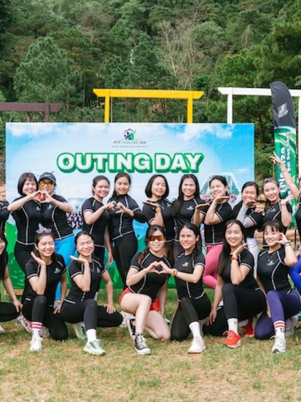 Nhóm nhân viên chụp ảnh tập thể trong chương trình Outing Day ngoài trời tại Soc Village